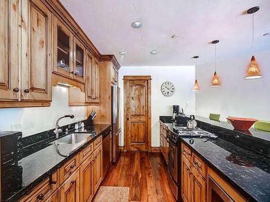 Luxury Vail Condominium Sleeps 4 Guests Walk to Ski Lifts